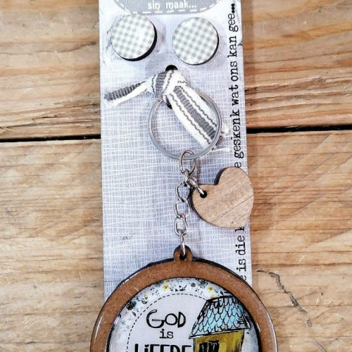 Raampie Sleutelring En Oorbelle God Is Liefde Geel Huisie